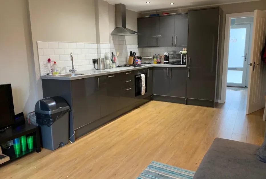 Luxury 4 Bed House // Private Parking //Aug 2026 - Image 1